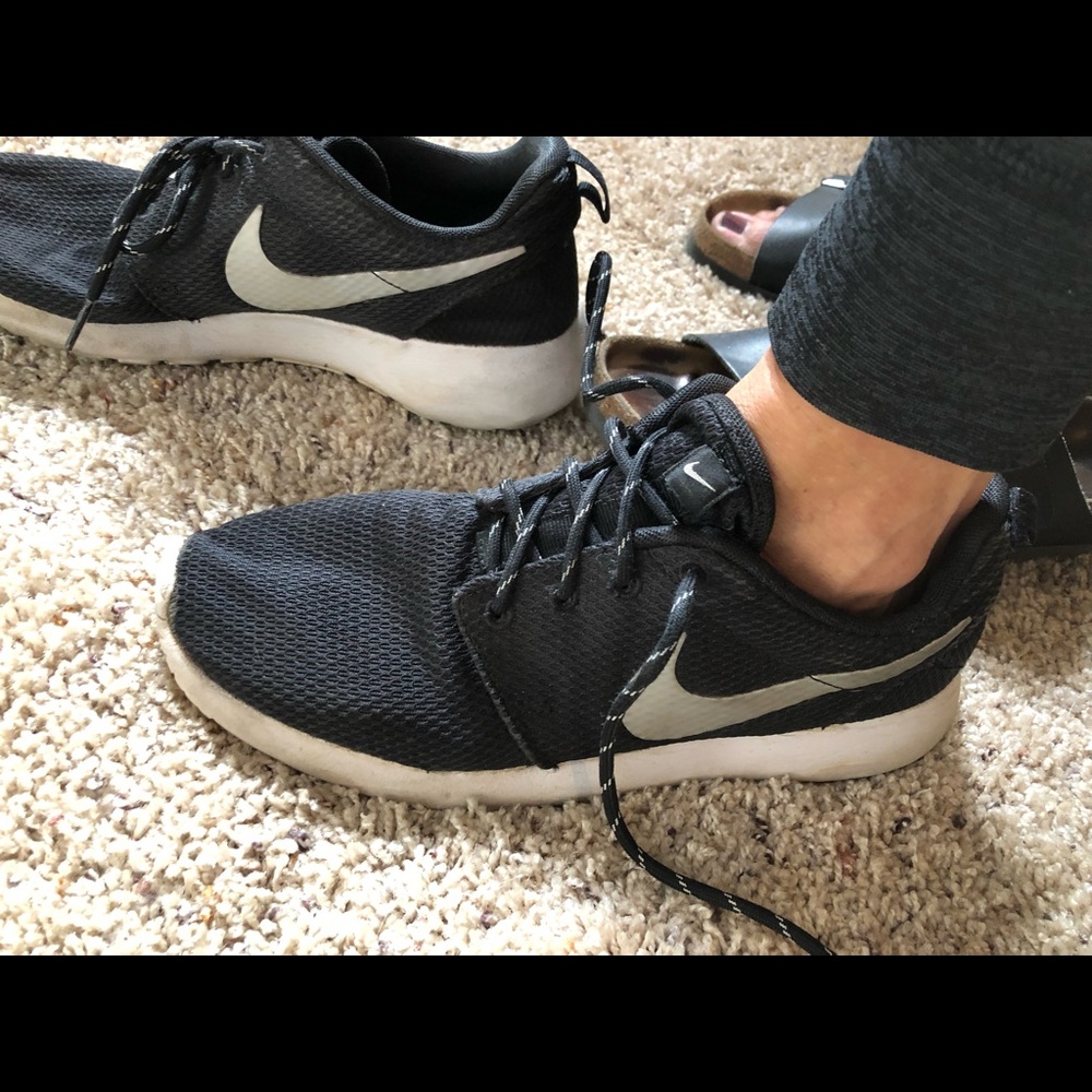 Nike Roshe women’s black